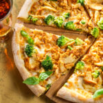 Pizza met broccoli en kip