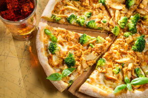 Pizza met broccoli en kip