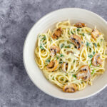 Romige pasta met champignons en spinazie