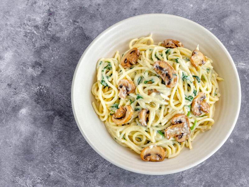Romige pasta met champignons en spinazie