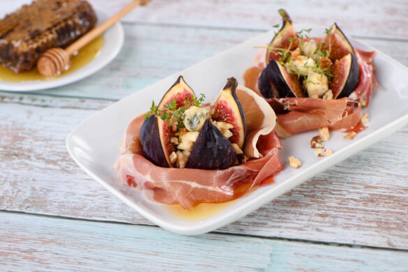 Vijgen met blauwe kaas, walnoten, honing en parmaham