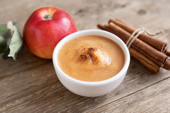Appelmoes uit de slowcooker met kaneel.