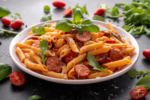 Pasta met tomatensaus en worst