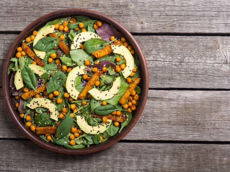Baby spinazie salade met zoete aardappel, kikkererwten, avocado & maanzaad
