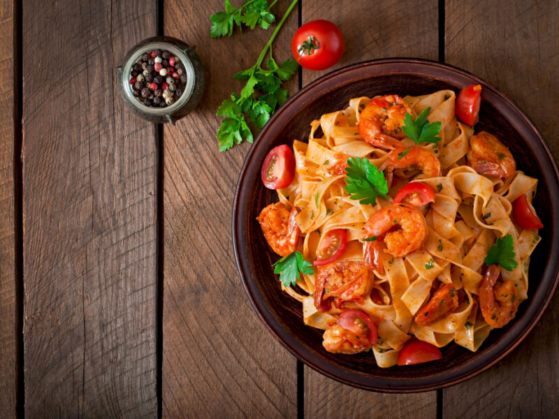 Fettuccine met garnalen, tomaten en kruiden
