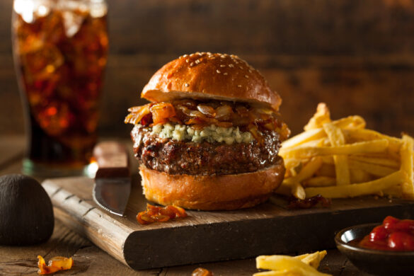 Hamburger met blauwe kaas, uien en spek