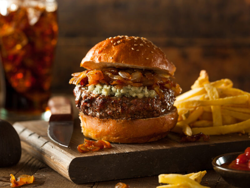 Hamburger met blauwe kaas, uien en spek